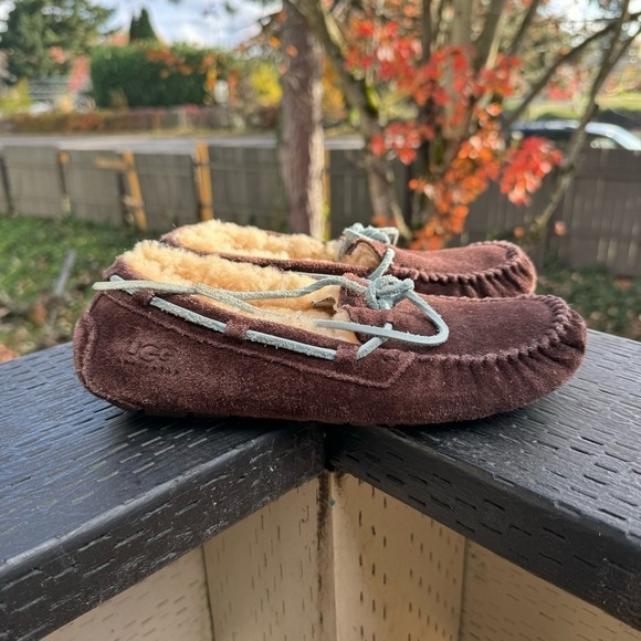 UGG Women’s Dakota 5133 Brown Suede Lace‎ Up Moccasins Slippers Size 6 - Picture 1 of 9